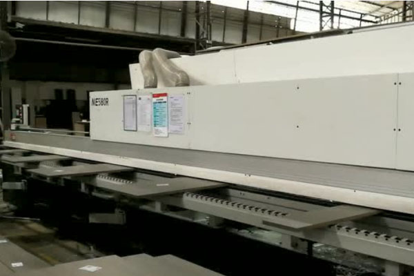 歷宏機械封邊機 家具廠現(xiàn)場高速封邊