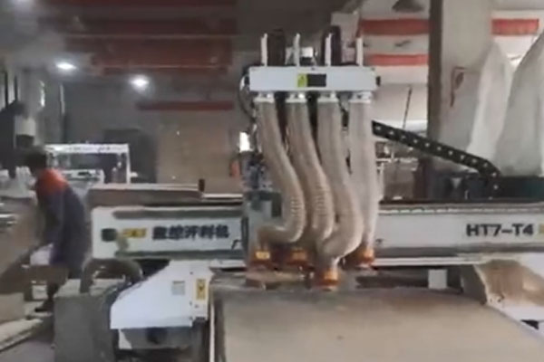 歷宏機械2臺數(shù)控開料機生產(chǎn)線運行 家具廠實拍